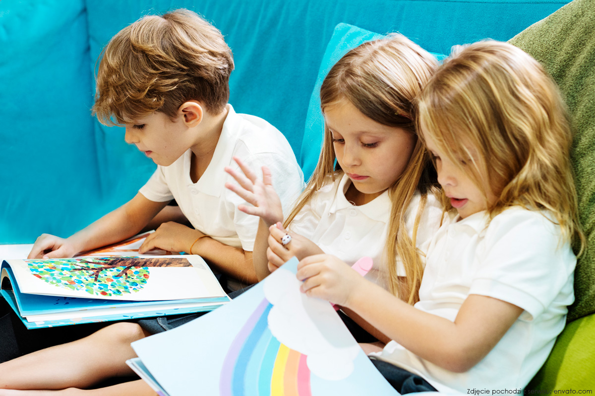 Dzieci przeglądające książki - zdjęcie ilustracyjne